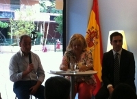 Ángeles Pedraza explica la labor de la AVT en la sede del PP Moratalaz (Madrid)